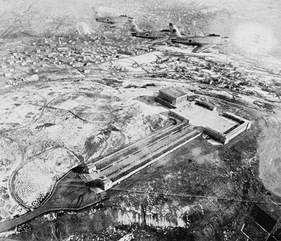 ​
Anıtkabir'in havadan görüntüsü. Ankara 1953

​