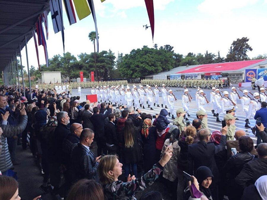 Yemin töreni ve terhis belgesi

                                    
                                    Askerliğini en güzel kısmı yemin töreni. Yemin töreni hazırlıkları 10 günden fazla sürüyor.Son haftanız yemin töreni provası ile geçecek. Yemin töreni Cuma günü oluyor. Törenin ardından askerlik hizmetiniz sona eriyor. Yemin törenine tüm askerler alınmıyor. Her bölükten 180 asker törene alınıyor. Törene çıkmayacak olan askerler, sabah saatlerinde yemin ediyor. Törende Deniz Er Eğitim Alay Komutanlığın’a ilk giriş yapan 3 askere plaket veriliyor. Deniz Üs Komutanı Tuğamiral Ercan Kireçtepe’den plaket almak istiyorsanız kışlaya ilk teslim olan asker olmanız gerekiyor. Bunun dışında aynı yerde babası veya dedesi askerlik yapmış olan bahriyelilere de plaket veriliyor. Törene aileniz de katılabiliyor. Bizim celp döneminde 3 binden fazla misafir gelmişti. “Tarif edilemez anlar” olur ya işte tören sırasında tam olarak bunu yaşıyorsunuz. Törenin ardından usta asker olarak askerlik hizmetinizi tamamlamış oluyorsunuz.  Ailenizle hasret giderdikten sonra size verilen melbusatları teslim ettikten sonra terhis belgeleriniz dağıtılıyor. Bu belgeyi alay kapısında görevli personele gösterdikten sonra çıkış yapabiliyorsunuz.
                                
                                