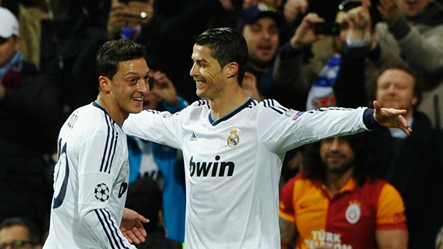 Arşiv: Özil, Real Madrid'de oynadığı dönemde Ronaldo ile gol sevinci yaşıyor...