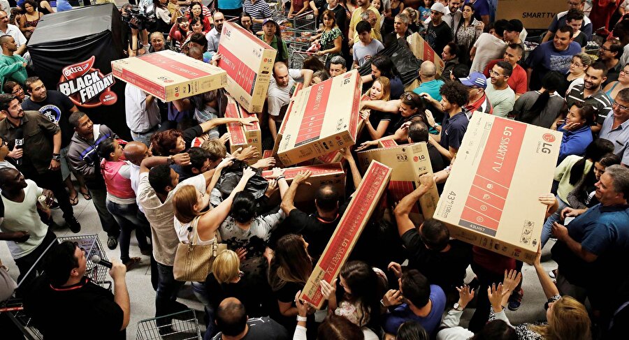 Türk kültüründe yeri olmayan 'Black Friday' indirimlerinden yararlanmak isteyen binlerce kişi, her yıl izdihama neden oluyor.