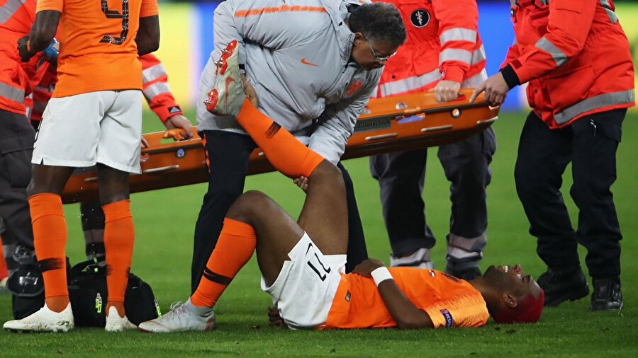 Sağlık ekibi, Almanya ile oynanan karşılaşmanın ilk yarısında yerde kalan Ryan Babel'e müdahale ediyor.