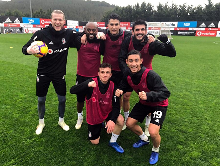 Kartal Kayra Yılmaz idmanda kazanılan maçın ardından A takımdan abileriyle galibiyet pozu veriyor.