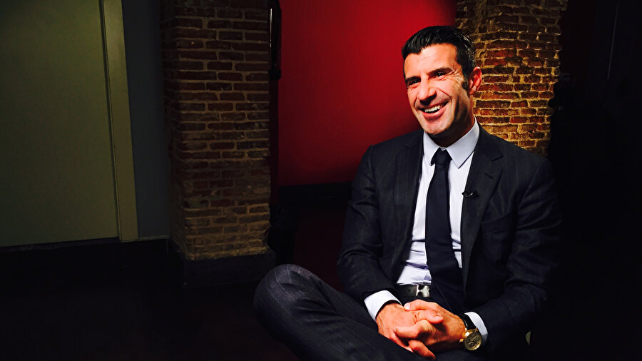 Luis Figo verdiği röportajda sorulan renkli soruya gülerek cevap veriyor.