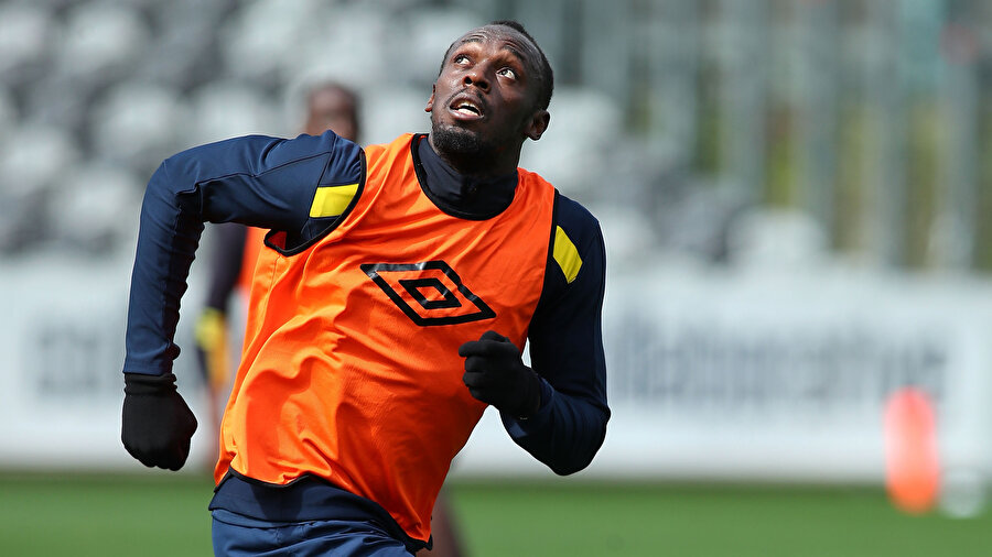 Usain Bolt antrenmanda hava topunu takip ediyor.