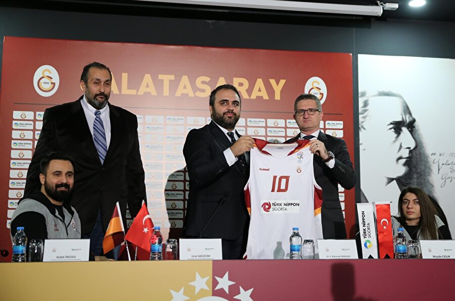 Sedat İncesi (en solda, ayakta) düzenlenen basın toplantısında kameralara poz veriyor.