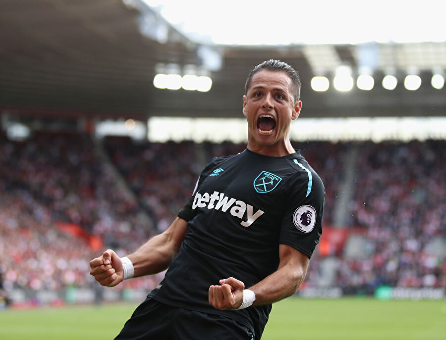 Javier ‘Chicarito’ Hernandez attığı golün ardından büyük sevinç yaşıyor.