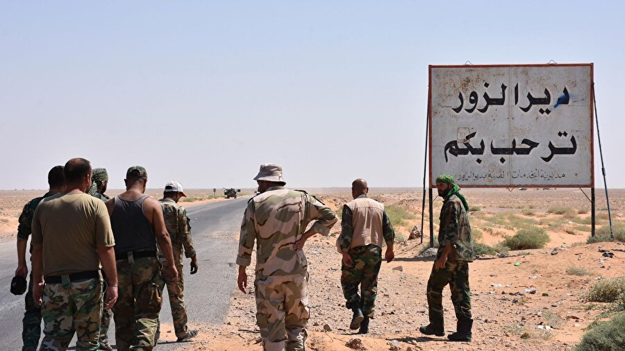 Deyrizor'da sivil halka mezhep baskısı
Suriye'de Beşşar Esed rejimi ve İran destekli yabancı terörist gruplar, Irak sınırındaki Deyrizor ilinde yoğunlukla Sünnilerin yaşadığı ilçelerde zorla Şiileştirme çalışması yürütüyor. Beşşar Esed rejimi, İran destekli yabancı terörist grupların isteği üzerine Deyrizor'daki camilerde ezanların Şii usullerine göre okunması kararı aldı. Uygulamaya geçen hafta başlayan rejim güçleri ve destekçileri, ezanı Şii usulüne göre okumayı kabul etmeyen en az 20 imamın görevine son verdi. Taleplere direnen çok sayıda imam tehdit edilerek alıkonuldu.