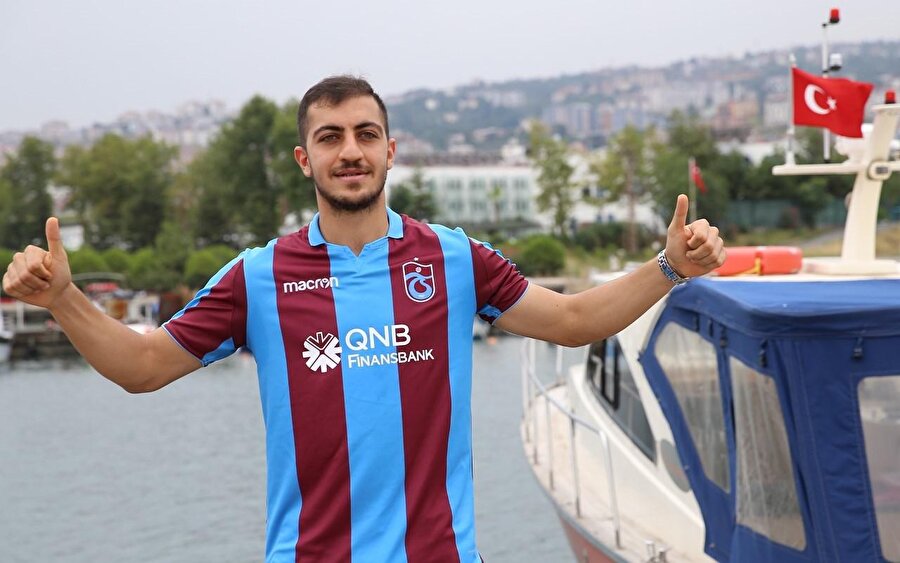 Majid Hosseini kulüp dergisi için poz veriyor.