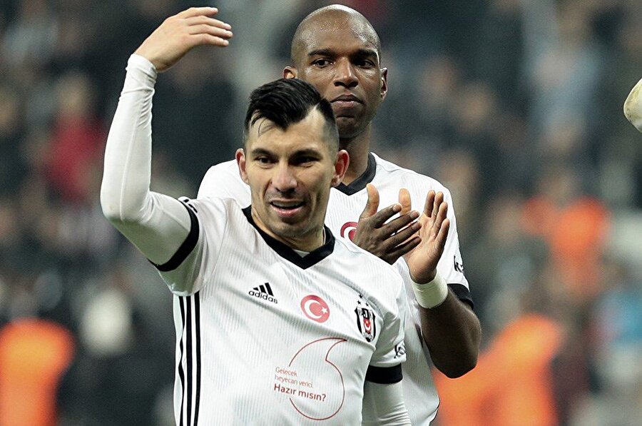 Gary Medel tribünleri alevlendiriyor...