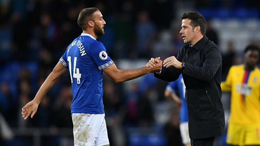 Cenk Tosun galibiyetin ardından teknik direktörü Marco Silva'nın tebriklerini kabul ediyor.