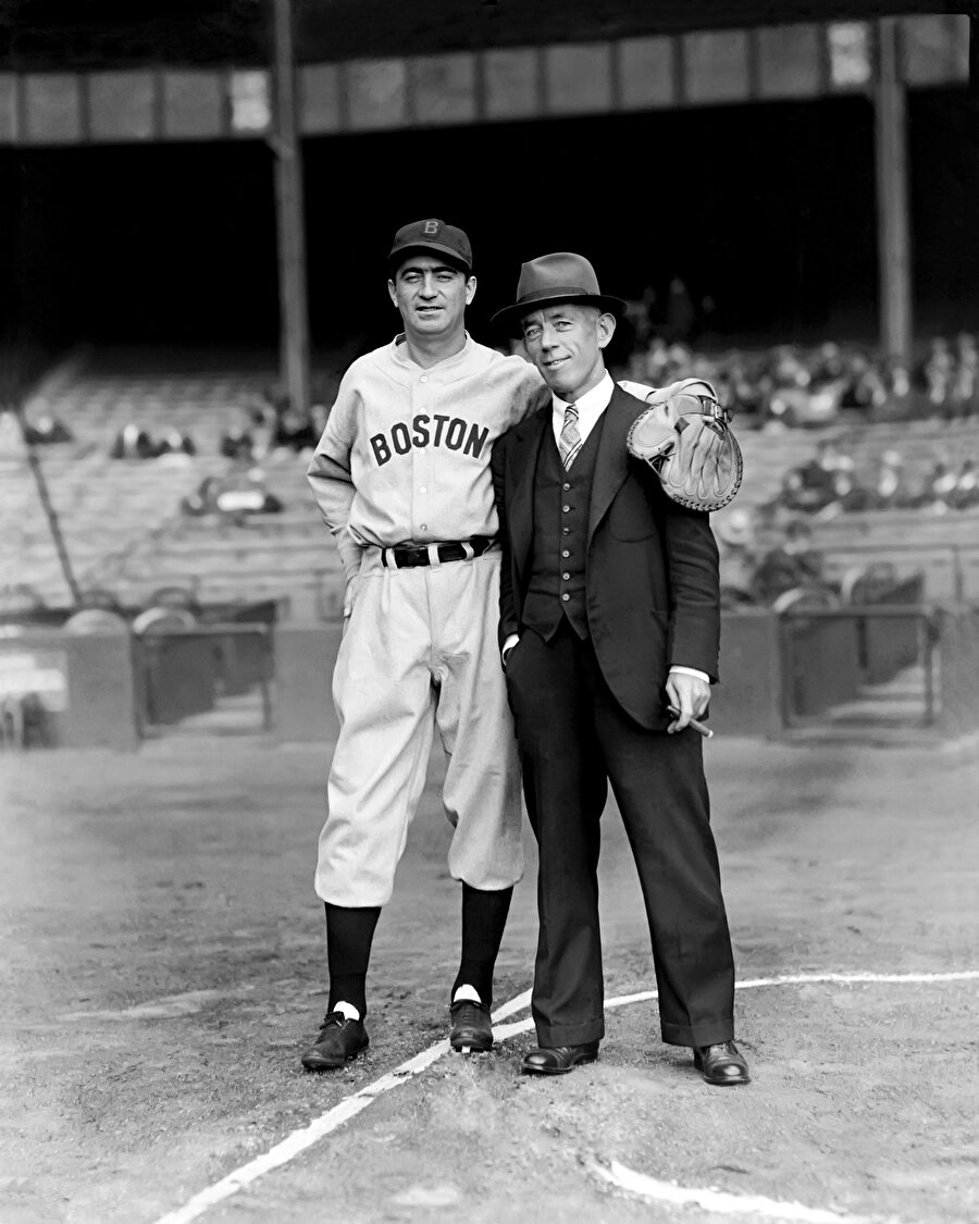 Moe Berg ve Charles Conlon'ın 1935 yılında çekildiği hatıra fotoğrafı.
