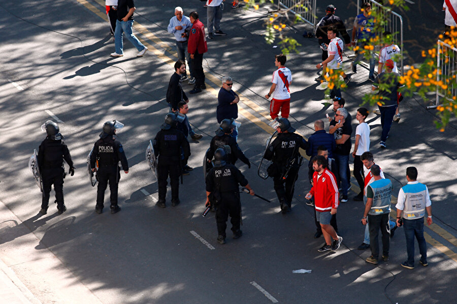 Taşkınlık çıkaran River Plate taraftarları polis ekiplerince kontrol altına alınıyor.