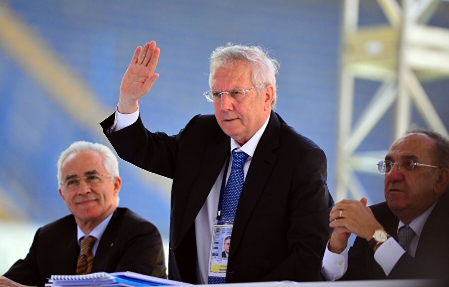 Arşiv: Aziz Yıldırım, olağan genel kurulda kongre üyelerini selamlıyor...