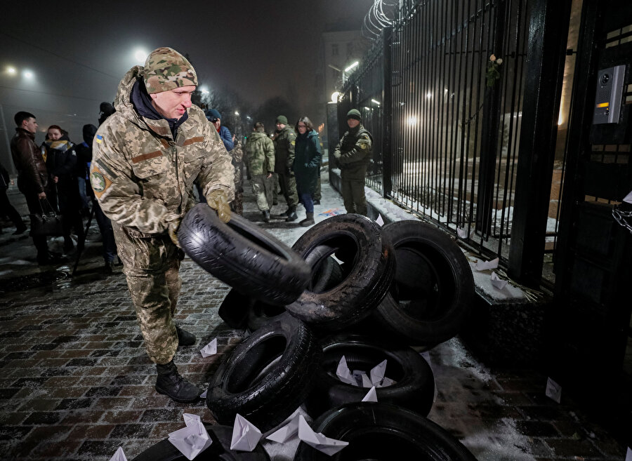 Ukrayna’nın başkenti Kiev’de Rusya Büyükelçiliği önünde lastik yakılarak ve elçilik binası önüne gemi maketleri konularak protesto gösterileri düzenlendi.