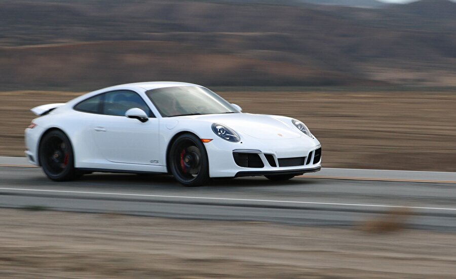 Porsche 911, dünyanın en iddialı ‘lüks otomobilleri’ arasında yer alıyor.