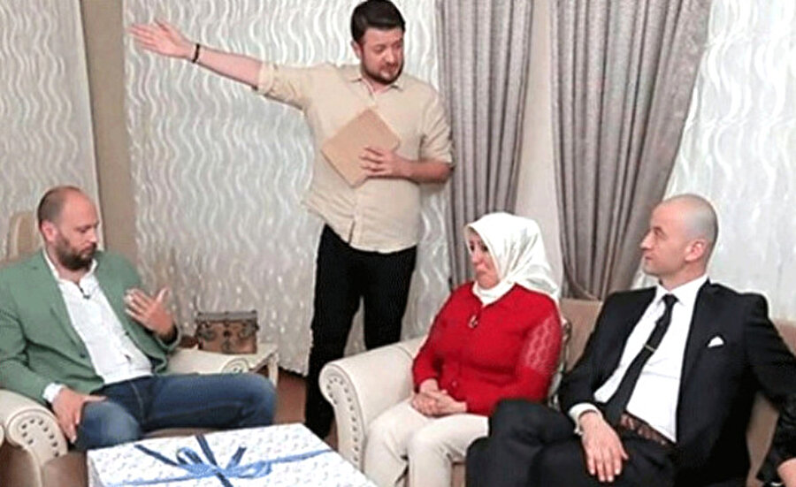 Yemekteyiz programından kovuldu
TV8'de yayınlanan Yemekteyiz adlı yemek programına katılan ve tepkilere neden olan sözleri nedeniyle eleştirilen Murat Özdemir, programın finalinde programın sunucusu Onur Büyüktopçu tarafından kovuldu.
