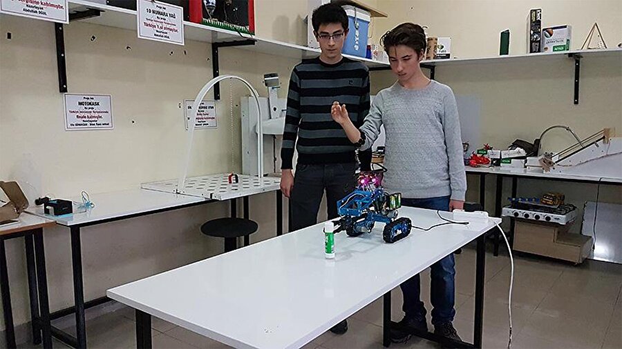 Niğdeli iki genç ‘zeka küpü’ Talha Talip Açıkgöz ve Alperen Kahraman, icatlarına gözleri gibi bakıyor.