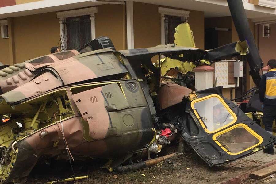 Askeri helikopter binaların arasındaki boş alana düştü.
