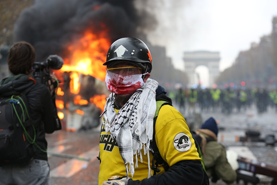 Polis müdahale etti

                                    
                                    
                                    
                                    
                                    24 Kasım Cumartesi günü başta başkent Paris'te olmak üzere ülkenin birçok kentinde düzenlenen yaklaşık bin 600 gösteriye 106 bin kişi katıldı. Paris'in sembolleri arasında yer alan Champ-Elysees Caddesi'nde toplanan eylemcilerle polis arasında zaman zaman gerginlik yaşandı. Göstericilerin gerginliği tırmandırması ve şiddet olayları başlatması üzerine güvenlik güçleri müdahalede bulundu. 

  


  
Polis, hasara neden olan ve birçok yeri ateşe veren göstericilere göz yaşartıcı gaz ve tazyikli su kullanarak müdahale etti. Göstericiler ayrıca polise şişe ve taş fırlattı.
                                
                                
                                
                                
                                