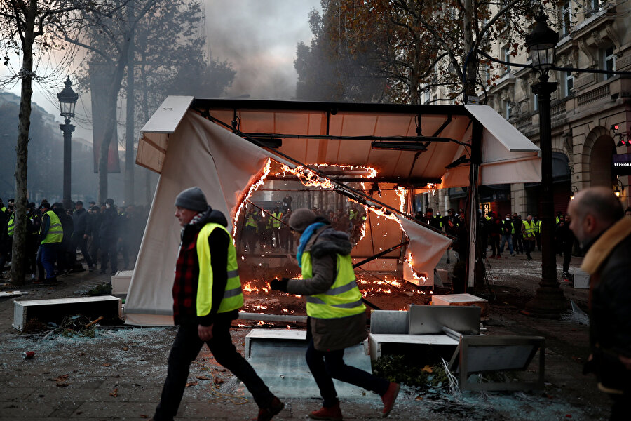 Yüzlerce cadde ve yollarda blokaj eylemi

                                    
                                    
                                    
                                    
                                    17 Kasım'da ülke genelinde yaklaşık 2 bin gösterinin gerçekleştiği olaylara yaklaşık 287 bin kişi katıldı. Göstericiler, ülkedeki yüzlerce cadde ve yollarda blokaj eylemi düzenledi, akaryakıt depolarının giriş ve çıkışlarını kapattı. Polis, Porte Maillot ve Bastille Meydanı ile Champs-Elysees Caddesi'nde toplanan göstericileri dağıtmaya çalıştı. Zaman zaman gerginlik yaşanan gösteride polis, eylemcilere, göz yaşartıcı gaz ve cop kullanarak müdahale etti. 
  


  
Öte yandan Elysee Sarayı'nın çevresine gelen yaklaşık 1200 kişi, "Macron istifa" sloganı attı. Göstericiler, daha sonra Saraya girmek için güvenlik bariyerlerini aşmaya çalıştı ancak polis göz yaşartıcı gaz kullanarak protestocuları engelledi. 
  


  
Eylemcilerin perşembe günü depoların giriş ve çıkışını kapatması nedeniyle 75'ten fazla akaryakıt istasyonunda satış yapılamamıştı.
                                
                                
                                
                                
                                