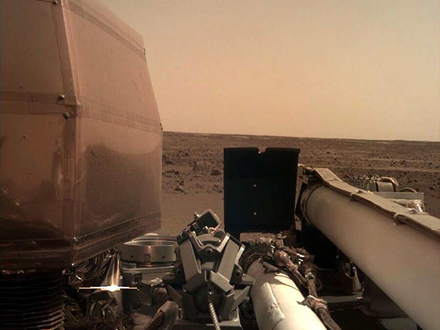 Insight'ın elde ettiği Mars fotoğrafı.