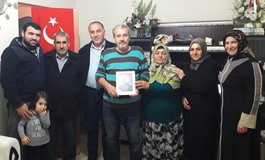 Özel bir plaket hazırlanıp asker ailelerine hediye ediliyor.