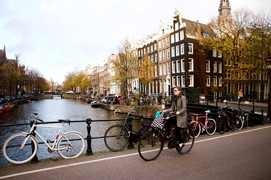 Hollanda'nın vazgeçilmezi: Bisiklet
En çok iş ve çocukların okula taşınmasında kullanılan bisiklet, hava şartları ne olursa olsun eğlence için de tercih ediliyor. Bu kapsamda bisiklet, yüzde 22 iş, yüzde 18 okula gitmek, yüzde 14 alışveriş için kullanılıyor. Ayrıca yüzde 31 eğlence ve yüzde 16 diğer amaçlarla bisiklete biniliyor.