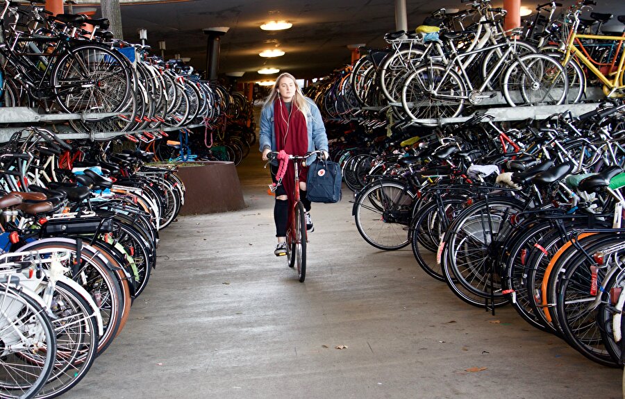 Dünyanın en büyük bisiklet park alanı
Tren istasyonların çevresi bisikletler için park yeri olarak ayrılırken, istasyonların merkezi sayılan Utrecht kentinde 12 bin 500 bisiklet kapasiteli dünyanın en büyük bisiklet parkının inşası devam ediyor. Bir kısmı kullanılan parkın diğer kısmının Mayıs 2019'da tamamlanması bekleniyor.