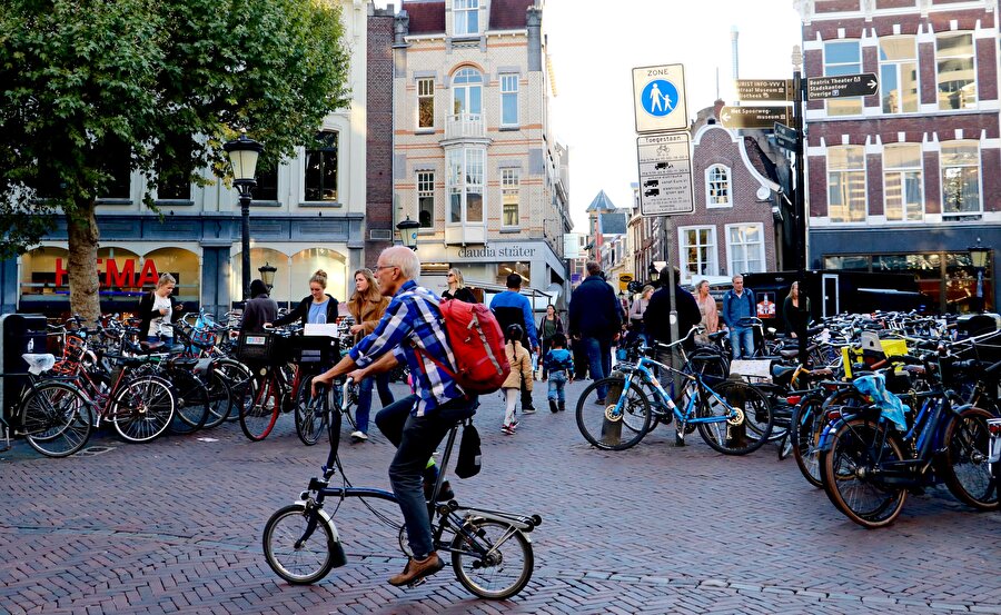 Bisiklet kurs imkanı da var
Avrupa'da Danimarka ile bisikletin en çok kullanıldığı Hollanda'da, ülkeye sonradan gelenler için bisiklet kurs imkanı da sunuluyor.