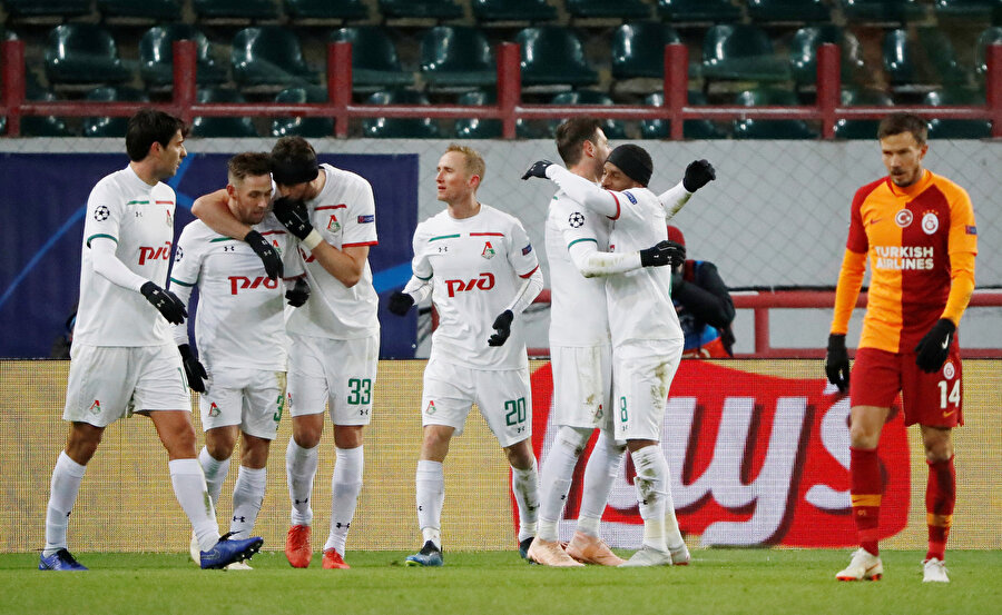 Krychowiak'ın attığı golün ardından ev sahibi oyuncular birlikte seviniyor.