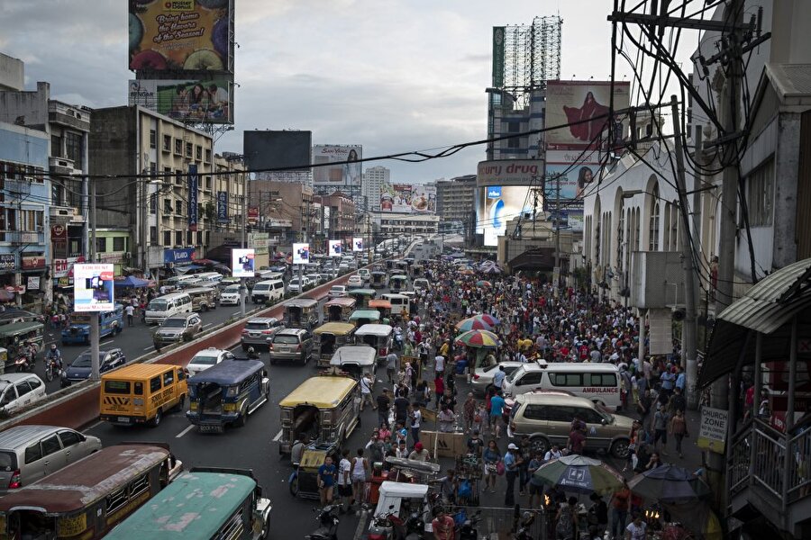 4. Manila, Filipinler

                                    Nüfus: 24.650.000Yüz ölçümü: 1.787 km kare Yoğunluk: 13.600/km kare
                                