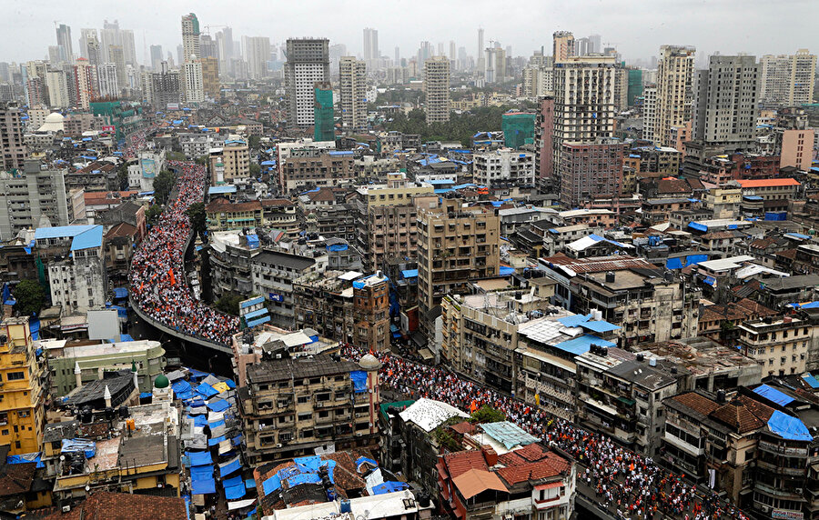 7. Mumbai, Hindistan

                                    Nüfus: 23.265.000Yüz ölçümü: 881 km kareYoğunluk: 26.400/km kare
                                