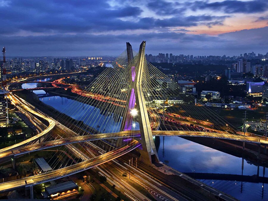 10. Sao Paulo, Brezilya

                                    Nüfus: 21.100.000Yüz ölçümü: 3.043 km kareYoğunluk: 6.900/km kare
                                