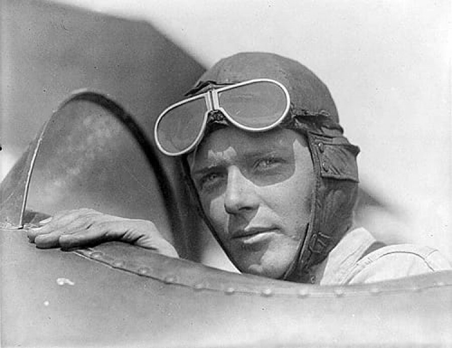 7. Charles Lindbergh 1940'da Amerika Başkanı seçilseydi?

                                    Sonuç: Amerika Nazilerin yanında savaşa katılırdı.Philit Roth'ın çok satan romanı "The Plot Against America (2012)" , bize kahraman Amerikan pilotu Charles Lindbergh Franklin Roosevelt'i seçimlerde mağlup edebilseydi olacaklardan bahsediyor. Yahudi düşmanı Lindbergh öncelikle sıkıyönetim ilan edip muhalifleri hapse attırırdı. Sonrasında ise, Amerika Nazi Almanya'sıyla beraber II. Dünya Savaşına katılırdı.
                                