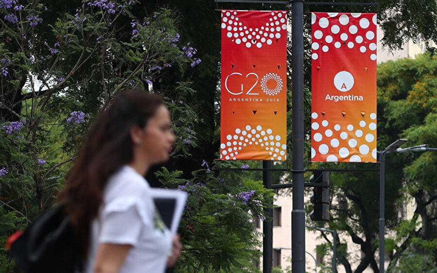 G20 Dönem Başkanlığı
Şehirleşmesi, kişi başına satın alma gücü, yüksek eğitimli nüfusu ve bölgedeki ekonomik rolü dikkate alındığında Arjantin, kıtadaki ekonomi potansiyeli en yüksek ülkelerden biri olarak öne çıkıyor. Aralık ayından bu yana G20 Dönem Başkanlığı görevini yürüten Arjantin, 30 Kasım-1 Aralık tarihlerinde G20 Zirvesi'ne ev sahipliği yapacak. Ülkede son yıllarda ekonomik sıkıntılar devam ediyor ve para birimi peso, ABD doları karşısında sadece bu yıl yüzde 50'ye yakın değer kaybetmiş durumda. Vadesi gelen kamu borçlarının yüzde 70'e yakınının yabancı para cinsinden olması, Arjantin hükümetini zor durumda bırakıyor.