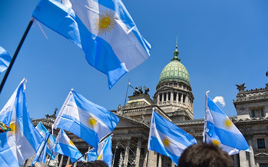 Siyasi durum
İdari olarak 23 eyalet ve özerk Buenos Aires kentinden oluşan federal cumhuriyet Arjantin, başkanlık sistemiyle yönetiliyor. Kuvvetler ayrımı prensibinin hakim olduğu Arjantin'de yürütme ağırlıklı Devlet Başkanının inisiyatifinde.Yasama erki Senato ve Temsilciler Meclisinden oluşan Kongrenin, yargı ise Yüksek Mahkemenin yetkisi altında bulunuyor.Senato 72, Temsilciler Meclisi 257 üyeden oluşuyor.Arjantin'de 25 Ekim 2015'te yapılan devlet başkanı seçimlerinin ilk turunda adaylardan hiçbirinin yeterli çoğunluğa ulaşamaması nedeniyle 22 Kasım 2015'te ikinci tur seçimler gerçekleştirildi ve seçimleri, oyların yüzde 51,5'ini alan merkez sağ "Değişelim (Cambiemos) Koalisyonu" adayı, eski Buenos Aires Belediye Başkanı Mauricio Macri kazandı. 
  


  
Bir sonraki seçimlerin Ekim 2019'da yapılması öngörülüyor.