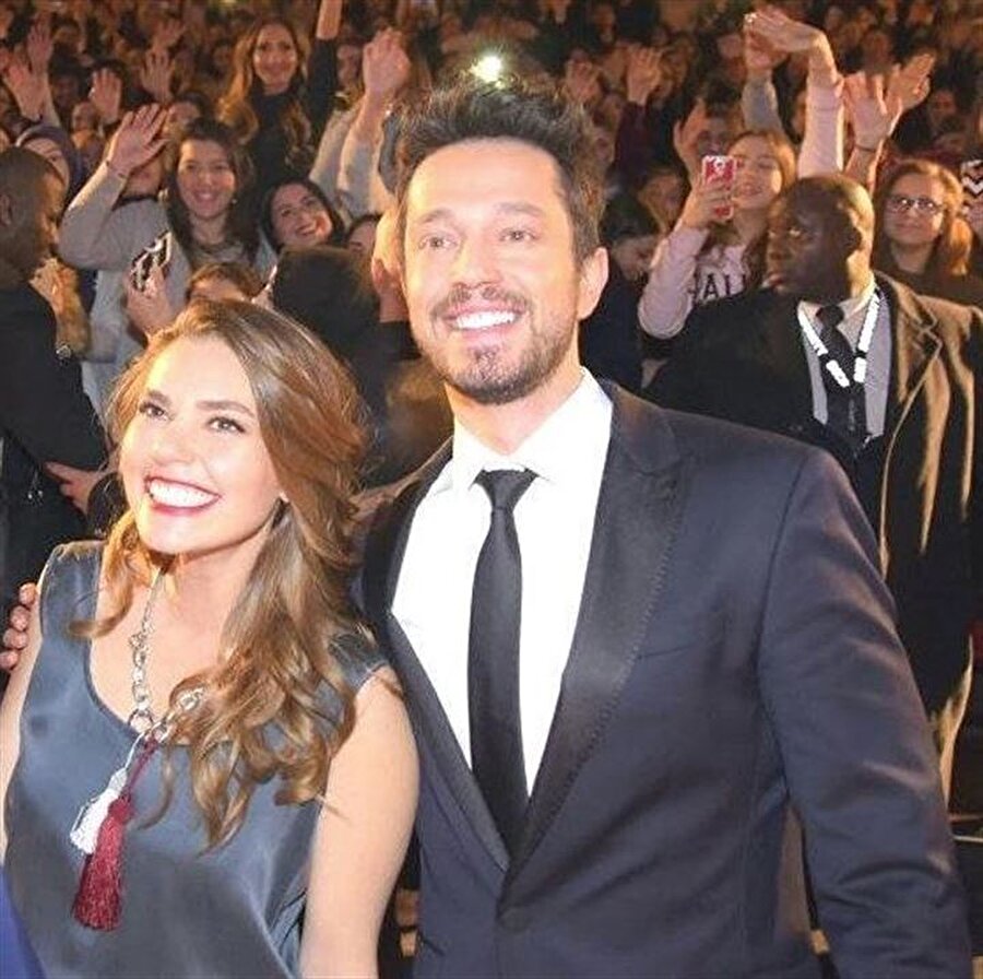 "Şu anda barışıklar ve çok mutlular"
Murat Boz ve ağabeyi Ali Boz'a yakınlığıyla bilenen Astrolog Aytaç Öner, geçtiğimiz günlerde konuk olduğu 'Esra Balamir'le Bunu da Konuşmak Lazım' programında ilginç bir açıklama yapmıştı. Sunucu Esra Balamir'in ''Aslı ile Murat barışacaklar mı?'' sorusuna Aytaç Öner, diye cevap vermişti. Stüdyodakilerin şaşkınlık yaşaması üzerine ne yapacağını şaşıran Aytaç Öner "Kimse bilmiyor muydu? İlk ben mi söyledim. O zaman özür diliyorum" demişti.