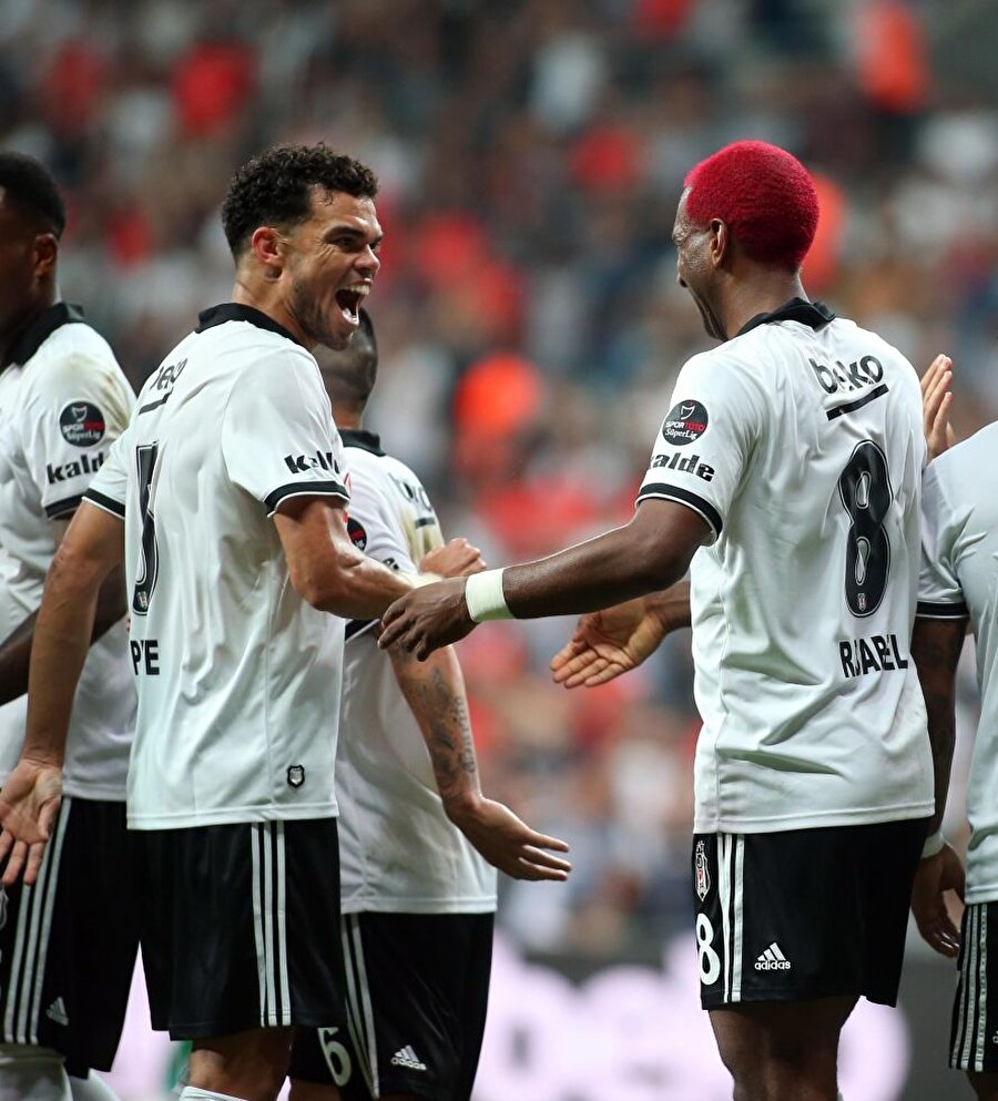 Arşiv: Pepe ve Babel, gol sonrasında birbirini tebrik ediyor...