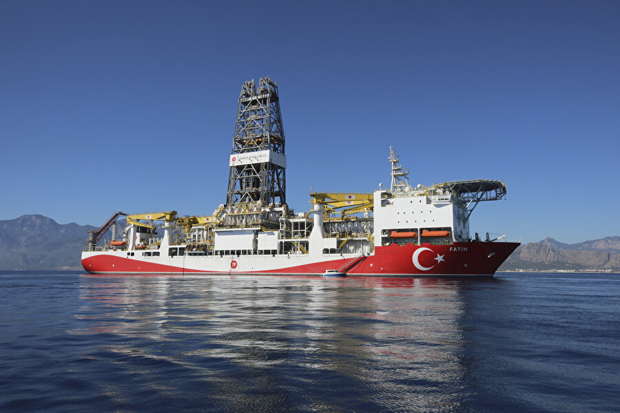Fatih gemisi derin denizde
Türkiye, Fatih gemisiyle derin denizde başlattığı sondaja, 19 mil açığa konuşlandırılan platformla sığ denizi de ekledi. İlk petrol ve doğal gaz arama kuyusunun sondajı için uluslararası tecrübeye sahip bir firma ile TPAO arasında kiralama sözleşmesi imzalandı.