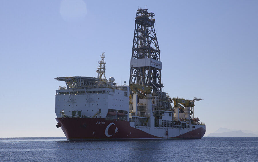 6 metre dalgada bile sabit kalabiliyor
Sismik araştırma gemilerinin analizlerinin ardından Türkiye'nin ilk sondaj gemisi Fatih'le, Antalya açıklarında bir ay önce Alanya-1 kuyusunun sondajı için başlatılan çalışmalar sürüyor. 
  


  
Yaklaşık 12 bin 200 metre sondaj derinliği yeteneğine sahip 229 metre uzunluğundaki Fatih gemisi, aktif konumlandırma sistemi sayesinde 6 metre yükseklikteki dalgada bile sabit kalarak operasyonlarını yürütebiliyor. 
  


  
Fatih gemisiyle toplam 150 gün çalışma yapılması planlanıyor.