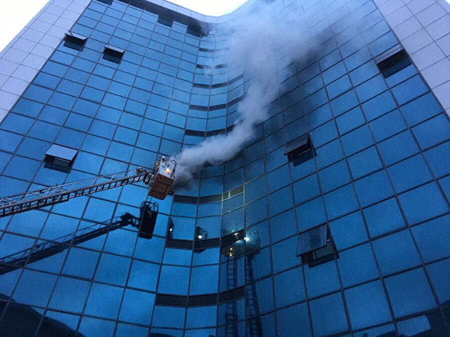 İstanbul Şişli'deki bir iş merkezinde yangın meydana geldi.