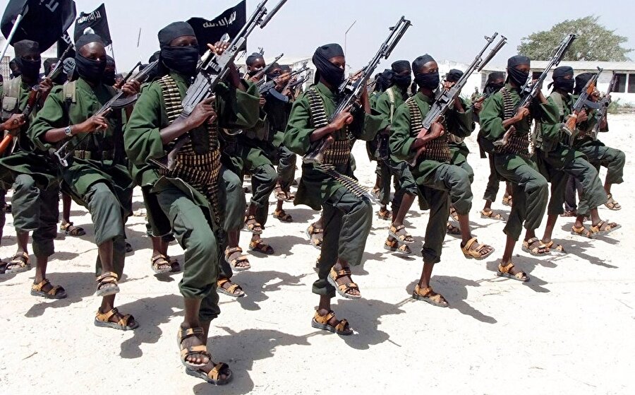 Somali'de eş-Şebab saldırısı
Somali’nin Galkayo şehrinde Abdiveli şeyh Ali Elmi-yare’nin evine gerçekleştirilen çifte intihar saldırısında hayatını kaybedenlerin sayısı 20’ye çıktı. Patlamada çok sayıda kişinin yaralandığı bildirildi. İntihar saldırılarından sonra militanlar, Abdiveli’nin evine saldırdı. Binaya girdikten sonra Abdiveli’nin korumaları ile Eş-Şebab militanları arasında gerçekleşen çatışmada Abdiveli ile birlikte 20 kişi hayatını kaybetti. Kendisini dini lider olarak tanıtan Abdiveli sıra dışı dini uygulamalarla halkın tepkisini çekmiş,  bu sebepten dolayı örgütten birçok tehdit almıştı.