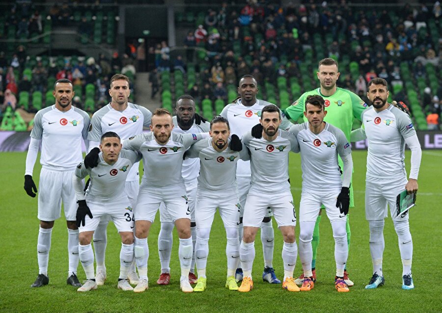 Akhisarsporlu futbolcular maçtan önce takım fotoğrafı çektirdiler.
