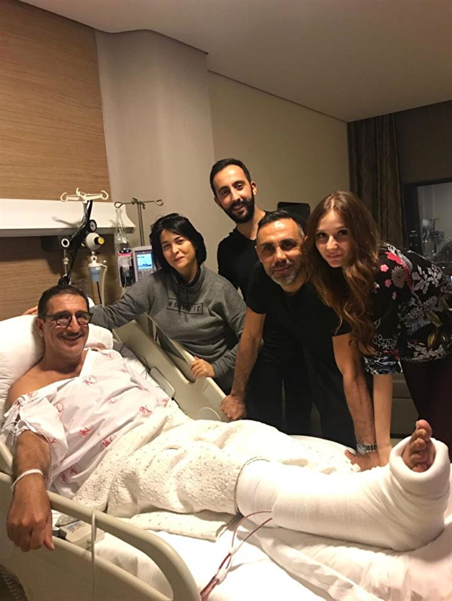 Şuuru kapandı!
Şuuru kapanan Cem Özer hakkında doktoru Okan Özçeker, olayı şöyle anlattı:
"12 gün önce sağ ayak bileğindeki kırık nedeniyle ameliyat edilmiş olan değerli sanatçı Cem Özer, 22.10.2018'de yara iyileşmesi için görmekte olduğu Hiperbarik Oksijen Tedavisinin 5. seansı sonunda diğer hastaların çıkışından hemen sonra kabinden çıkmak üzereyken, IDIYOPATIK EPILEPTIK ATAK (sara nöbeti) geçirmeye başlamış ve şuuru kapanmıştır. Anında yapılan müdahale ve MR, BT ve diğer tetkikleri sonucu akciğerde bu rüptürüne bağlı pnömotoraks sonucu gelişen hava embolisi şüphesiyle Yoğun Bakım Ünitesi'ne alınmış, bir süre uyutularak yakından takip ve tedavi edilmesi planlanmıştır."