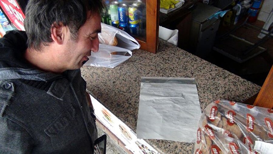 Zonguldak'ın Ereğli ilçesinde sahildeki büfenin camlarını kırarak içeri giren hırsız, madeni para, balık ve hamburger malzemelerini çalıp kaçtı.