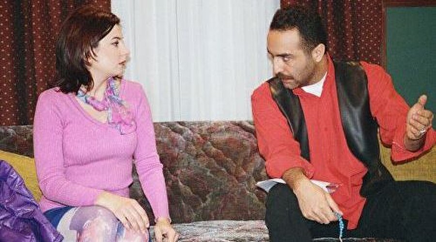 - Hani eskiden seni sevmenin birbirimizi sevmenin değişik gevrek bir tadı vardı. Seni güldürmenin lezzeti damağıma yerleşir orada mutlu mesut yaşardı. Yani bir şey olduğu vakit ilk bunu koşayım gideyim Asuman'a gideyim tarzı haberci telaşı olurdu. Bilmiyorum, kalbim bir kuyunun dibindeki bir suyun içinde nefes almaya çalışan bir gariban. Yukarı tırmanmaya çalışıyor ama ne yapsın kuyunun duvarları düz. Kuyunun duvarları ıslak. / Bir Demet Tiyatro