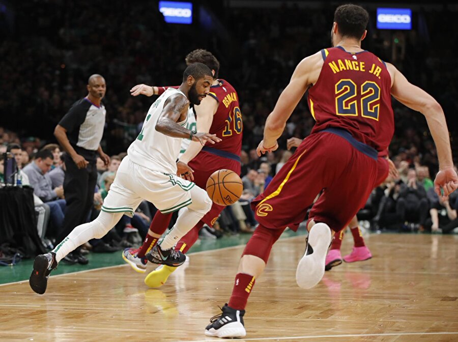 Kyrie Irving rakibi Cedi Osman'ı geçerken...