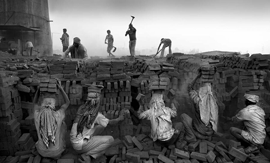 Asya Pasifik

                                    Dünyanın en yoksul ülkelerine ev sahipliği yapan Asya Pasifik, aynı zamanda modern köleliğin en yaygın olduğu bölge. Dünya genelindeki modern kölelerin yaklaşık 25 milyon ile yüzde 62'si Asya Pasifik'te yaşıyor. 
  


  
Bu bölgedeki kölelerin yüzde 66'sı zorla çalıştırılıyor, yüzde 34'ünün ise zorla evlendirildiği biliniyor. Bölgede modern kölelik en çok Kuzey Kore, Afganistan ve Pakistan'da görülürken modern köle sayısı en çok Hindistan, Çin ve Pakistan gibi kalabalık ülkelerde.
                                