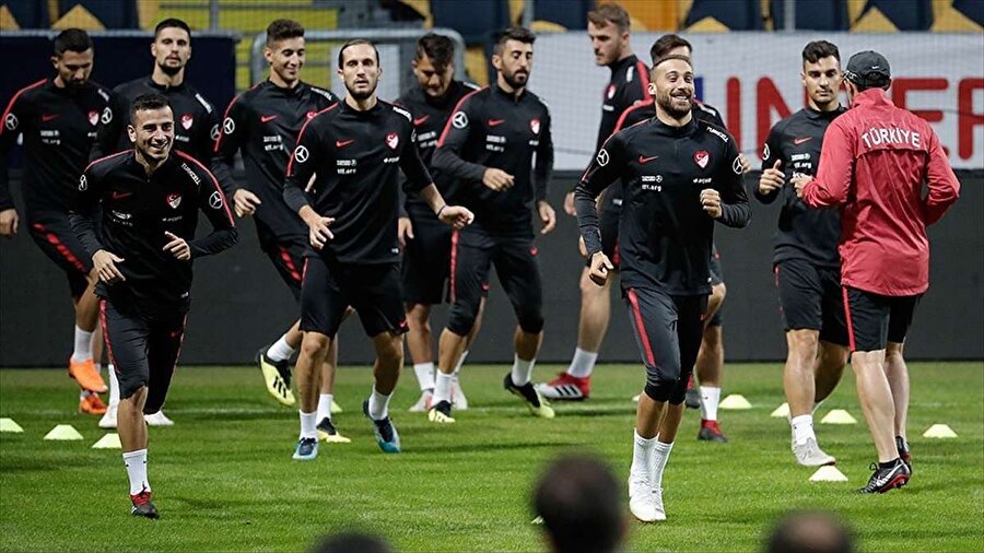 A Milli Takım oyuncuları antrenmanda çalışma yaparken...