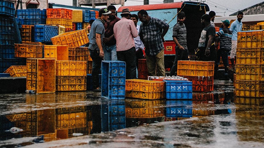 Avrupa ve Orta Asya
Dünyanın en gelişmiş ülkelerine ev sahipliği yapan Avrupa'da ve Orta Asya'da modern köle sayısı 3,5 milyon civarında. Bu da dünya genelindeki modern kölelerin yüzde 9'unun bu bölgelerde yaşadığı anlamına geliyor.
Bu bölgelerde zorla evlendirilme yüzde 9 gibi çok az bir oran iken modern kölelerin yüzde 91'i zorla ve kötü koşullarda çalıştırılıyor.Avrupa ve Orta Asya aynı zamanda dünya genelindeki cinsel sömürü vakalarının yüzde 14'üne sahip.
Avrupa ve Orta Asya'da ise Belarus, Türkmenistan ve Makedonya modern köleliğin yüksek oranda görüldüğü yerler olarak öne çıkıyor.